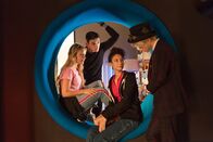 Find me in Paris – v.l.:) Lena (Jessica Lord, Nico (Jake Swift), Ines (Eubha Akilade) und Frank (Seán Og Cairns) ein Ablenkungsmanöver. Bei einer Talentshow wollen sie Nico verschwinden lassen, um ihm Zeit zu geben, sich heimlich in den Räumen der Behörde umzusehen.