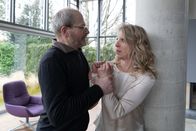 Die Chefin – Wieso artet das Eheleben von Eugen Kosinski (Thomas Limpinsel, l.) und Franziska Kosinski (Katherina Mai, r.) nach dem Tod ihres Sohnes in Gewalttätigkeit aus?