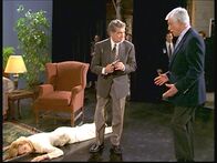 Diagnose: Mord – Darren (Regis Philbin, M.) hat bei einer Livesendung seine Partnerin Mary (Kathie Lee Gifford, l.) erschossen. Mark (Dick Van Dyke, r.) versucht, Darren zu überreden, ihm seine Pistole zu geben.