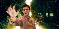Silverpoint – Louis (Oliver Cunliffe) ist fasziniert von den Licht- und Energie-Effekten des aktivierten Steins. Er fasst gegen die Lichtkuppel, die durch die Aktivierung mit den vier Symbolen entstanden ist.