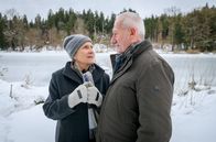 Sturm der Liebe – Hildegard (Antje Hagen, l. mit Sepp Schauer, r.) will die Hoffnung, dass Tom doch noch zur Vernunft kommt, noch nicht so schnell aufgeben.