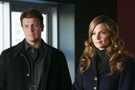 Castle – Hannah, eine der Protagonistinnen der Realityshow "The Wives of Wall Street" ist an einer Bushaltestelle ermordet worden. Richard Castle (Nathan Fillion, l.) und Kate Beckett (Stana Katic, r.) ermitteln ?