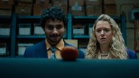 Extraordinary – Carrie (Sofia Oxenham) ist fassungslos, als sie erkennt, was Kash (Bilal Hasna) mit seiner gut gemeinten Unterstützung angerichtet hat.