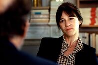 In Therapie – Claire (Charlotte Gainsbourg) erkennt ein gefährliches Muster, wenn Philippe (Frédéric Pierrot) über seinen Vater spricht.