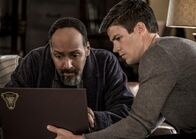 The Flash – Joe (Jesse L. Martin, l.); Barry (Grant Gustin, r.)