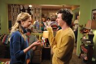 The Middle – Auf der Weihnachtsfeier der Hecks versteht sich Axl (Charlie McDermott, l.) blendend mit Emily (Brianne Howey, l.). Diese Ablenkung kann er gut gebrauchen, geht ihm doch Bob mit seinen peinlichen Versuchen, cool zu wirken, mächtig auf die Nerven ...