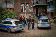 Notruf Hafenkante – Franzi (Rhea Harder-Vennewald, r.) bringt Leo (Max Befort, 2.v.r.) zur Befragung ins Revier.