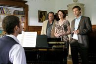 Die Rosenheim-Cops – Die Rosenheim-Cops Prantl (2.v.l. Andreas Giebel) und Hansen (re. Igor Jeftic) befragen Pianist Johannes Heidersberger (li. Julian Schmieder) und seine Mutter Hildegard (2.v.r. Susanne Scholl) nach ihren Alibis.