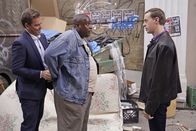 Navy CIS – Tony (Michael Weatherly, l.) und McGee (Sean Murray, r.) ermitteln in einem neuen Fall und stoßen dabei auf Francis 'Cheech' Del Conte (Billy "Sly" Williams, M.). Doch hat er wirklich etwas damit zu tun?