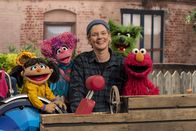 Sesamstraße – Elin, Abby, Laura, der Wolf und Elmo bauen zusammen Seifenkisten.