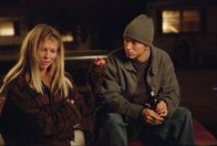 8 Mile – Nach der Trennung von seiner Freundin zieht Jimmy Rabbit (Eminem) zurück in den Wohnwagen seiner alkoholkranken und arbeitslosen Mutter Stephanie Smith (Kim Basinger). Der Wohnwagen steht auf einem Campingplatz jenseits der 8 Mile Road, jener Straße, die in Detroit arm von reich trennt.