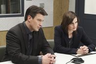 Castle – Richard Castle (Nathan Fillion, r.) und Kate Beckett (Stana Katic, l.) verhören den ersten Verdächtigen in ihrem aktuellen Fall.