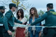 The Pier – Alejandra (Verónica Sánchez, 3.v.li.) und Verónica (Irene Arcos) am Tatort.