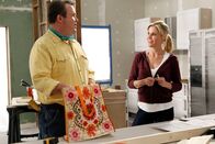 Modern Family – Cameron Tucker (Eric Stonestreet), Claire Dunphy (Julie Bowen).