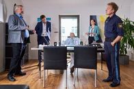 Die Rosenheim-Cops – Polizeihauptmeister Mohr (Max Müller, r.) berichtet den Kommissaren Stadler (Dieter Fischer, l.) und Hansen (Igor Jeftic, 2.v.l.) sowie Pathologin Mai (Sina Wilke, 2.v.r.), dass an Türen und Fenstern keine Einbruchspuren zu finden sind. Hat das Opfer (Komparse, M.) also seinen Täter gekannt?