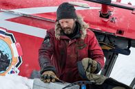 3satThementag: "Eiskalt": Arctic – Overgård (Mads Mikkelsen) muss die Situation neu überdenken und sichert zunächst einmal brauchbare Ausrüstung des abgestürzten Helikopters.