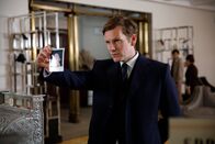 Der junge Inspektor Morse – Der junge Inspektor Morse (Shaun Evans) ermittelt mithilfe eines Fotos zu der Leiche eines jungen Mannes und geht dem Fall auf den Grund.