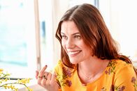 Das Mädchen deiner Träume – Beim Abendessen hat Lucy (Lily Sullivan) eine verrückte Idee.