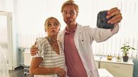Der Lehrer – Dr. Franke (Bernd-Christian Althoff) feiert sich selbst und macht mit Karin (Jessica Ginkel) ein Selfie. Die ist irritiert.
