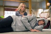 The Good Place – Eleanor (Kristen Bell, l.) gibt ihr Bestes, um Michael (Ted Danson, r.) bei einer gefährlichen Mission zu unterstützen. Ein Vorhaben, dass über ihr Schicksal im "Good Place" bestimmt, nimmt seinen Lauf ...