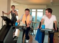 In aller Freundschaft – V.l.n.r.: Kathrin Globisch (Andrea K. Loewig), Roland Heilmann (Thomas Rühmann) und Achim Kreutzer (Holger Daemgen) beim Fitness-Training.