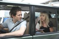 It's Always Sunny in Philadelphia – Als Dee (Kaitlin Olson, r.) eine Hochzeit verhindern will, ist sogar Dennis (Glenn Howerton, l.) von ihren Plänen geschockt ...