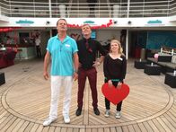 Verrückt nach Meer – Vorbereitungen für die Valentins-Party. Das Schiff wird geschmückt. Entertainmentmanager Rainer, Reiseleiter Moritz und Schreinerpraktikantin Isabell stehen auf Deck 4 und sind stolz auf ihr Werk.