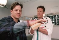 Scrubs - Die Anfänger – Als Dr. Cox' (John C. McGinley, r.) ehemaliger Schwager Ben (Brendan Fraser, l.) in der Klinik auftaucht, um sich vom Ex-Mann seiner Schwester seine bei der Arbeit verletzte Hand verarzten zu lassen, ist die Freude groß ...