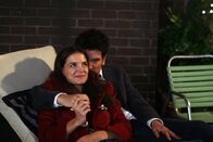 How I Met Your Mother – Ted (Josh Radnor, r.) lernt endlich die Frau (Katie Holmes, l.) kennen, die sich vor Jahren auf einer Halloween-Party auf dem Dach hinter einem Kürbis-Kostüm versteckt hat ...