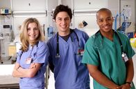 Malcolm mittendrin – v.li.: Dr. Elliot Reid (Sarah Chalke), Dr. John 'J.D.' Dorian (Zach Braff), Dr. Christopher Turk (Donald Faison)
