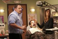 Monk – Dr. Bloom (Jon Favreau, l.) lässt Monk (Tony Shalhoub) von seiner Assistentin Terri (Brooke Langton) entführen und bindet ihn auf seinem Behandlungsstuhl fest, um mit Bohrer und Zange herauszufinden, was Monk bereits über ihn weiß...