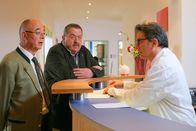 Die Rosenheim-Cops – Polizeidirektor Achtziger (Alexander Duda, l.) und Kommissar Hofer (Joseph Hannesschläger, M.) befragen Richard Lackner (Peter Bamler, r.), der tags zuvor einen heftigen Streit mit dem Opfer hatte.