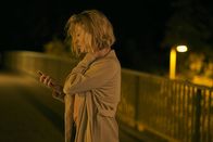 Servus Baby – Mel (Genija Rykova) ist fassungslos über den Tod ihrer Oma.