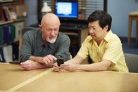 Community – Denken über das Ende einer Ära nach, als verkündet wird, dass das Greendale College an die Fastfoodkette Subway verkauft werden könnte: Hickey (Jonathan Banks, l.) und Chang (Ken Jeong, r.) ...