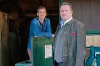Watzmann ermittelt – August Flaucher (René Oltmanns, l.) berichtet Beissl (Andreas Giebel, r.), von Problemen unter den Gantinger-Frauen.
