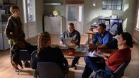 SOKO Wismar – Revierchef Jan-Hinrich Reuter (Udo Kroschwald, M.) diskutiert mit seinen Kollegen Lars Pöhlmann (Dominic Boeer, 2.v.r.), Karoline Joost (Nike Fuhrmann, .r.) und Paula Moorkamp (Stella Hinrichs, 2.v.l.) den Todesfall Hunke. Allerdings hat Rechtsmedizinerin Dr. Helene Sturbeck (Katharina Blaschke, l.) bei der Obduktion der Leiche eine überraschende Entdeckung gemacht, die alles auf den Kopf stellt: Sören Hunke war ein bemerkenswerter medizinischer Sonderfall.