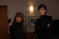 Wild Cards – Max Mitchell (Vanessa Morgan, l.); Maddy (Katie Findlay, r.)