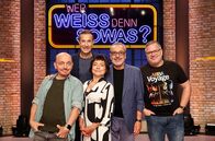 Wer weiß denn sowas? – Moderator Kai Pflaume (2.v.l.) und seine Rateteam-Kapitäne Bernhard Hoëcker (l.) und Elton (r.) begrüßen in dieser Sendung den Schauspieler Wolfgang Stumph (2.v.r.) und die Schauspielerin Claudia Schmutzler (3.v.l.)