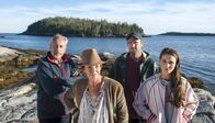 Harrys Insel – Vier auf einer Insel in Kanada: der Aussteiger Harry Stockowski (Wolfgang Stumph) mit der raubeinigen Susan Bennett (Katrin Sass), ihrem Sohn Jason (Philipp Rafferty) und ihrer Enkelin Jennifer (Cosima Henman).