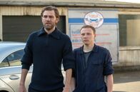 Großstadtrevier – Tobias Dreesen (Zhenja Isaak, l.) ist mit seiner Autoreinigungsfirma in schmutzige Geschäfte verwickelt, in die er auch seinen Angestellten Marcel Grieger (Anton Faber, r.) hineinzieht.