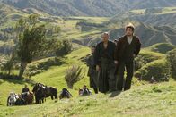 Last Samurai – Sang- und klanglos geht Nathans (Tom Cruise, r.) junge Armee gegen die Samurai unter. Katsumoto (Ken Watanabe, l.) gelingt es sogar, Nathan gefangen zu nehmen ...
