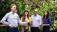 Tatort – Ein Treffen im Garten soll die Spannungen zwischen den Familien kitten, aber das gelingt nicht. (v.l.n.r. Matthias Lier, Sophie Lutz, Özgür Karadeniz, Pegah Ferydoni)