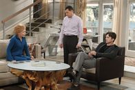 Two and a Half Men – Evelyn (Holland Taylor, l.) bereitet Alan (Jon Cryer, M.) und Walden (Ashton Kutcher, r.) auf ihre bevorstehende Hochzeit mit Marty vor ...