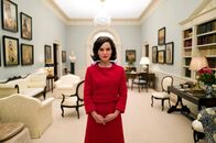 Jackie: Die First Lady – Sie war die glamouröse Gattin eines charismatischen Präsidenten: Jackie Kennedy (Natalie Portman).