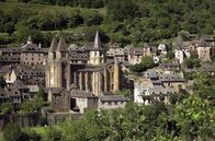 Stadt Land Kunst – Kaum 2.000 Seelen leben in der französischen Ortschaft Conques. In diesem Eden, weit weg vom Lärm der Welt, verbrachte Christian Bobin eine Nacht, die für seine Karriere als Schriftsteller wegweisend war.