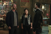Scorpion – Als Toby (Eddie Kaye Thomas, r.) entdeckt, dass ihr Vater Patrick (Jamie McShane, l.) Happy (Jadyn Wong, M.) doch mehr bedeutet, als sie zugibt, erinnert er sie an etwas ganz Entscheidendes ...