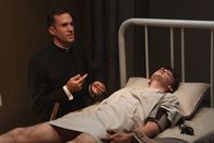 American Horror Story – Jahr 1964: Monsignor Timothy Howard (Joseph Fiennes, l.) kommt nach Briarcliff, um an dem Patient Jed (Devon Graye, r.) einen Exorzismus durchzuführen ...