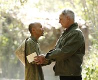 Navy CIS – Was hat Ky Van Tu (Long Nguyen, l.) mit dem neuen Fall, in dem Gibbs (Mark Harmon, r.) ermittelt, zu tun?