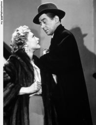 Rififi – Tony (Jean Servais) hat fünf Jahre wegen Diebstahls im Gefängnis gesessen. Jetzt rechnet er mit seiner untreuen Geliebten Mado (Marie Sabouret) ab.
