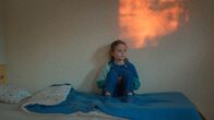Petite Maman – Nelly (Josephine Sanz) schaut nachdenklich in ihr Zimmer.